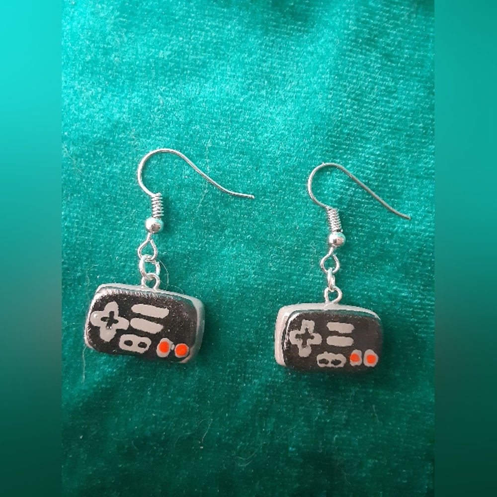 Nintendo controller earrings - Picture 2 of 2